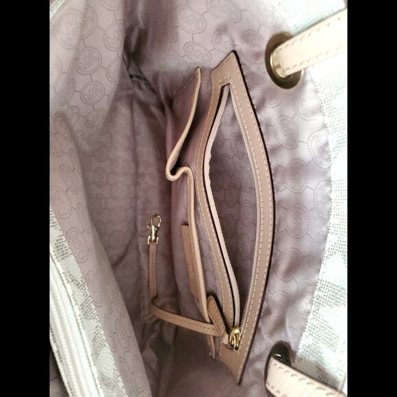 MK Michal Kors Signature Classic Tote Bag - Picture 9 of 15